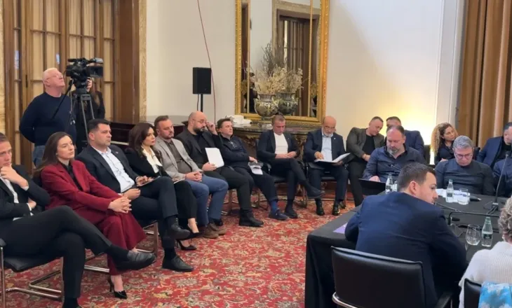 Rama zhvillon mbledhje me dyer të mbyllura me socialistët, Spiropali përplaset me Ballën