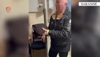 Rast për t’u marrë shembull në Sarandë/ Gjen çantën me 17 mijë dollarë dhe dokumente, qytetari e dorëzon në polici