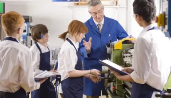 Reforma në Arsimin Profesional/ Strategji e re kundër braktisjes së shkollës dhe filtra të rreptë për drejtuesit