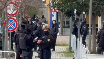 RENEA “zbarkon” në Vlorë! Dhjetëra efektivë, aksion blic në zonën e Ujit të Ftohtë, lëshohen disa urdhërarreste