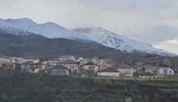 Reshje dëbore edhe në qarkun e Dibrës, moti i keq përfshinë edhe disa fshatra në Peshkopi