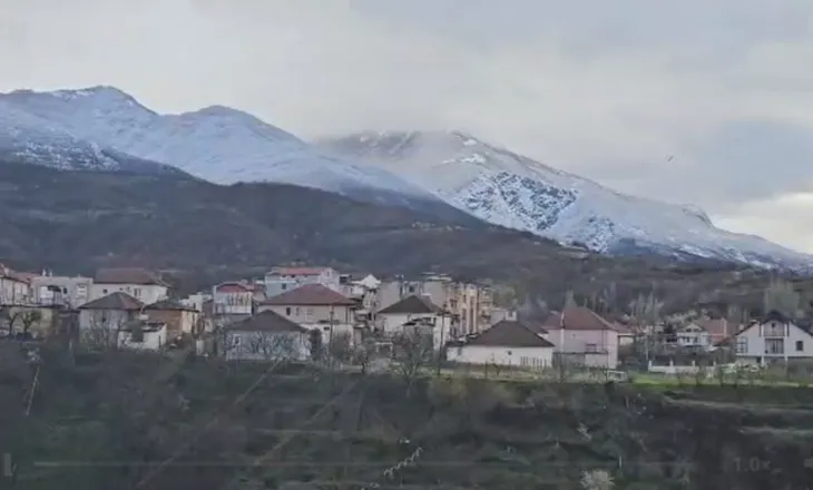 Reshje dëbore edhe në qarkun e Dibrës, moti i keq përfshinë edhe disa fshatra në Peshkopi
