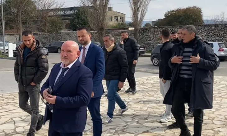 Resorti në Rrjoll/ Ishin në kërkim për sulm ndaj punëtorëve të kompanisë, dorëzohen 11 persona