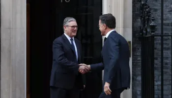 Rihapja e Ngushticës së Hormuzit, Mbretëria e Bashkuar ofrohet të organizojë një samit