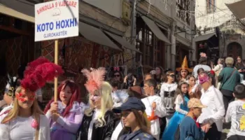 Rikthehen karnavalet, kostumet shumëngjyrëshe dhe performancat artistike gjallërojnë Gjirokastrën