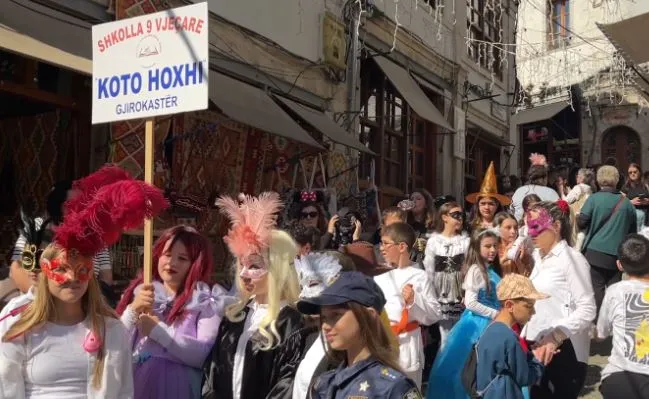 Rikthehen karnavalet, kostumet shumëngjyrëshe dhe performancat artistike gjallërojnë Gjirokastrën