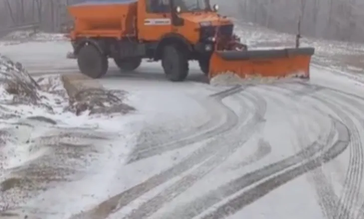 Rikthehen reshjet e dëborës në Korçë, zbardhet segmenti rrugor Boboshticë-Dardhë