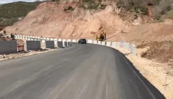 Rikthehet normalisht qarkullimi në rrugën Librazhd-Prrenjas, shtrohet me asfalt aksi i dëmtuar