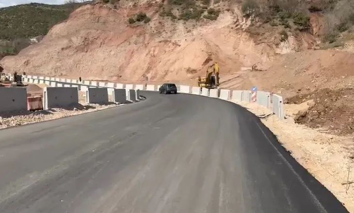 Rikthehet normalisht qarkullimi në rrugën Librazhd-Prrenjas, shtrohet me asfalt aksi i dëmtuar