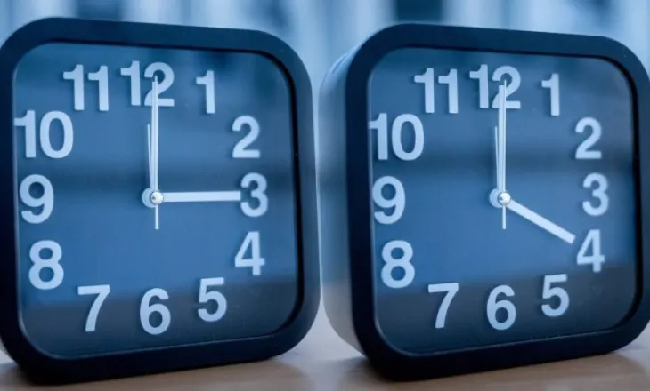 Rikthehet ora verore, akrepat zhvendosen 60 minuta para