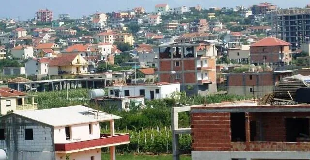 Rivlerësimi i pronave në rrethe: AKSH përdor çmimet e 2016-s, ekspertët privatë me çmimet reale