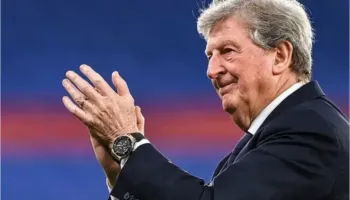 Roy Hodgson pa limite, rikthehet në pankinë në moshën 78-vjeçare