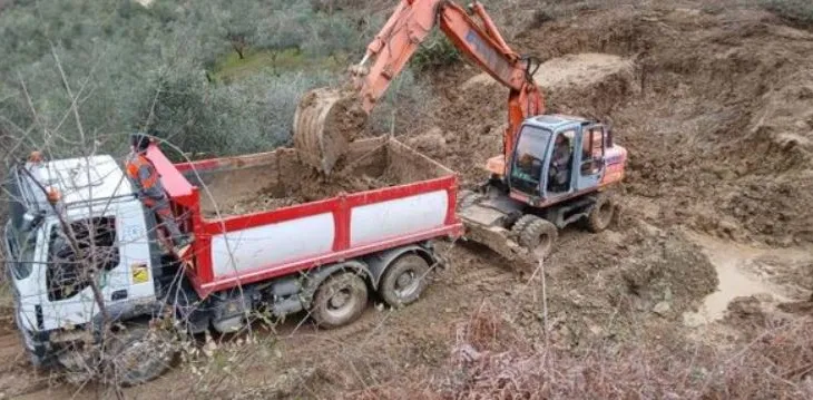 Rrëshqitjet e dheut bllokojnë rrugën e Tudanit, bashkia Elbasan: Ndërhyrja do të realizohet në verë!