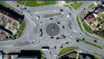 Rrethrrotullimi më i çmendur në botë – edhe shoferët me përvojë humbasin në të