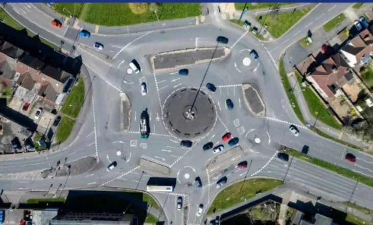 Rrethrrotullimi më i çmendur në botë – edhe shoferët me përvojë humbasin në të