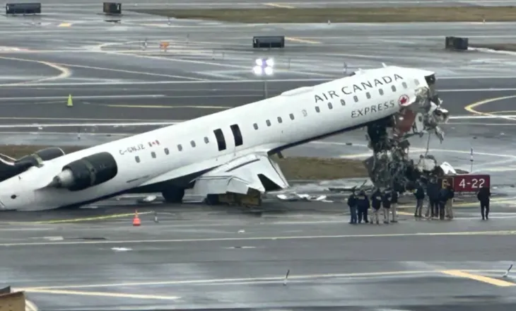 Rrëzimi i avionit në Nju Jork/ Gjendet e gjallë një stjuardesë, ishte lidhur në sedilje…