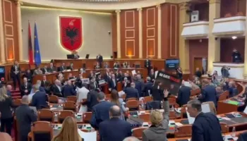 Rrëzimi i kërkesës së SPAK/ Tensione në Kuvend, deputetët e PD bllokojnë foltoren