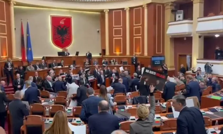 Rrëzimi i kërkesës së SPAK/ Tensione në Kuvend, deputetët e PD bllokojnë foltoren