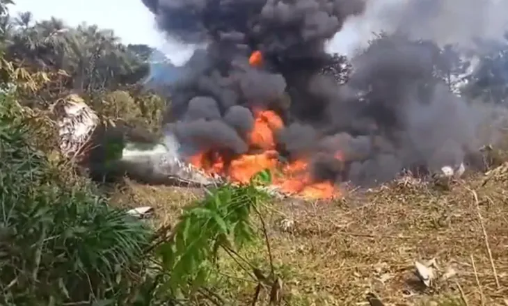 Rrëzohet avioni me 110 ushtarë në Kolumbi, raportohet për dhjetra viktima