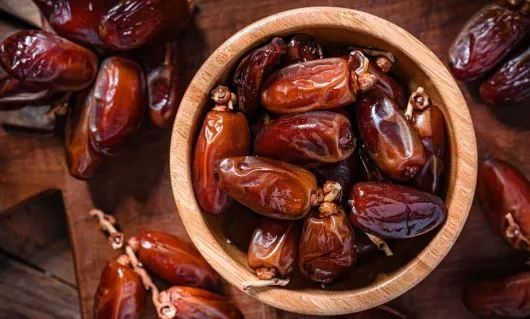 Rrisin lodhjen dhe dehidratojnë trupin, ja cilat ushqime duhen shmangur gjatë muajit të Ramazanit