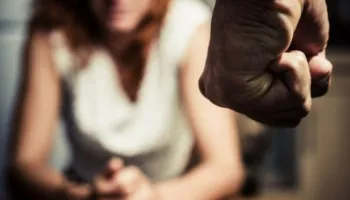 Rriten rastet e dhunës në familje në 3 muaj, gratë shpesh heshtin dhe mbeten të pambrojtura