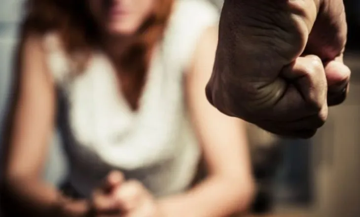 Rriten rastet e dhunës në familje në 3 muaj, gratë shpesh heshtin dhe mbeten të pambrojtura