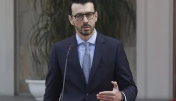 Rritet çmimi i naftës, ministri Karakaçi: Bordi mund të ngrihet shumë shpejt