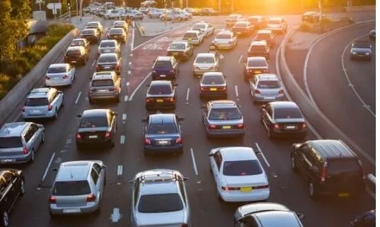 Rritja e çmimit të karburantit, Agjencia Ndërkombëtare e Energjisë: Punoni nga shtëpia dhe ulni shpejtësinë në rrugë