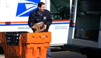 Rritja e çmimit të karburantit, Shërbimi Postar i SHBA-së vendos për herë të parë tarifë shtesë 8% për pakot