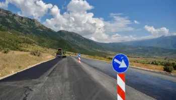 Rrjeti i rrugëve pakësohet me 181 km në 10 vite, qarqet me rënie dhe rritje