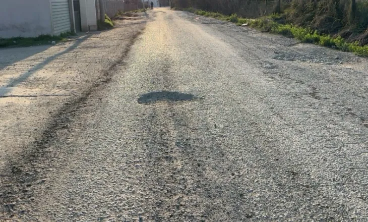 Rruga e degraduar nxjerr në protestë banorët e Fushë-Milotit