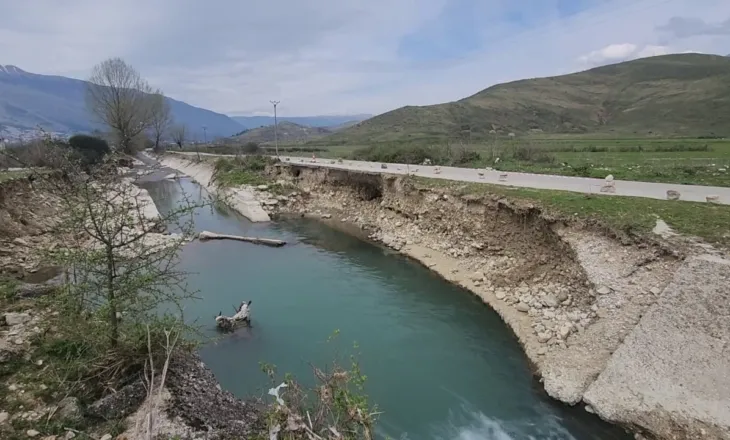 Rruga e rrezikshme në Gjirokastër/ Lidh qytetin me tre fshatra, dëmet nga rrëshqitjet kanë vështirësuar kalimin e automjeteve