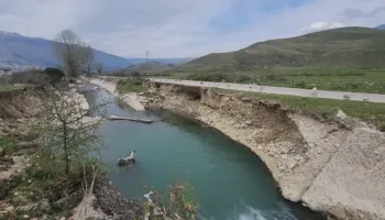Rruga që lidh Gjirokastrën me tre fshatra bllokohet nga rrëshqitjet e dheut