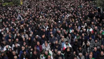 Rrugët e Teheranit plot me besimtarë, ndërsa vazhdojnë sulmet ndaj Iranit