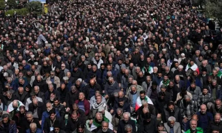 Rrugët e Teheranit plot me besimtarë, ndërsa vazhdojnë sulmet ndaj Iranit