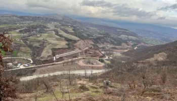 Rrugët nuk ndërtohen me gurë lumi