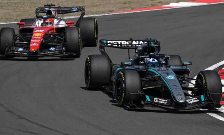 Russell fiton garën sprint në Kinë, në podium edhe dy makinat Ferrari, zhgënjen Verstappen