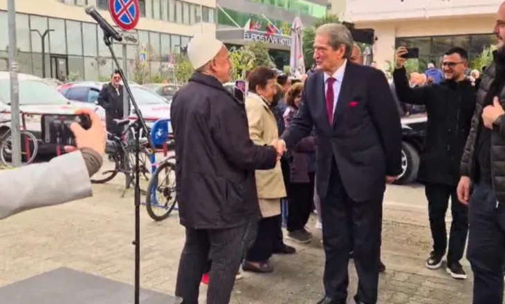 Sali Berisha paraqitet në SPAK për zbatimin e masës ‘detyrim paraqitje’, pritet nga mbështetësit