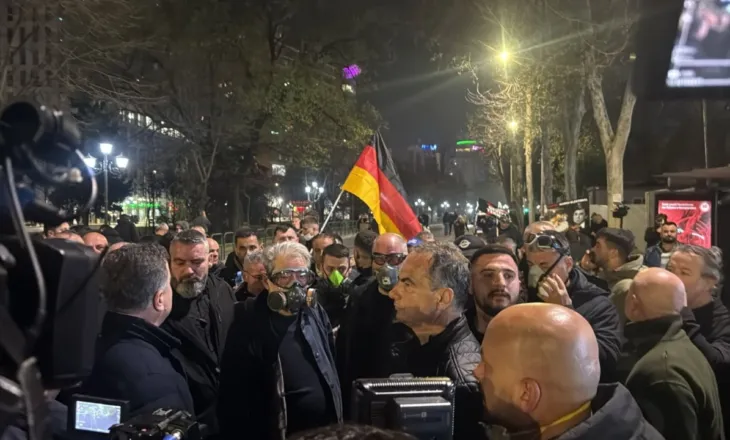 Sali Berishës i hidhet spray, ndihet keq nga sytë dhe frymëmarrja/ Rrethohet nga truprojat dhe shkon poshtë banesës