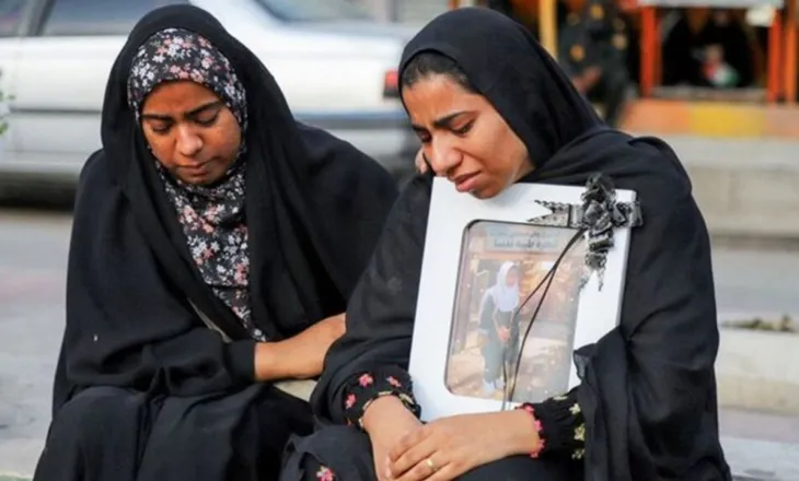 “Sapo e lashë djalin në shkollë, toka u drodh”/ Dëshmia rrëqethëse e nënës iraniane që humbi fëmijën nga dronët