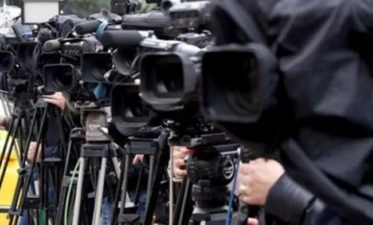 SCiDEV dhe BIRN publikojnë raportin e 2025 mbi lirinë e medias: 40% e gazetarëve në Shqipëri kërcënohen gjatë punës