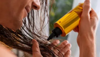 ‘Sekreti’ aziatik për flokë të fortë dhe me shkëlqim/ Ja pse duhet të vendosni vaj në flokë para larjes