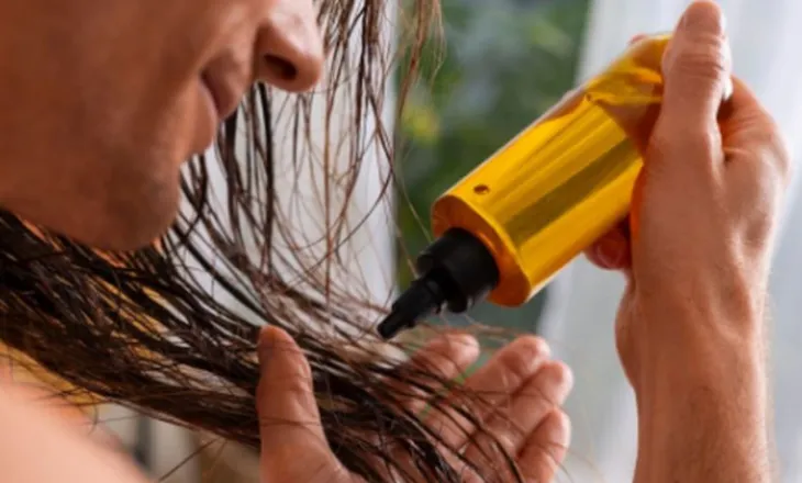 ‘Sekreti’ aziatik për flokë të fortë dhe me shkëlqim/ Ja pse duhet të vendosni vaj në flokë para larjes