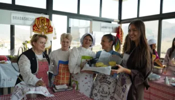 “Sekreti është dashuria”, deputetja Mila gatuan ballokumet tradicionale të Elbasanit
