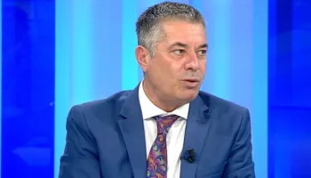 Selia rozë nuk është aq rozë sa duket nga jashtë/ Vangjeli: Secili mban nga një mbante thikë për t’ia ngulur tjetrit