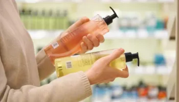 Shampot e shtrenjta nuk janë gjithmonë më të mira për flokët, ekspertët shpjegojnë arsyet