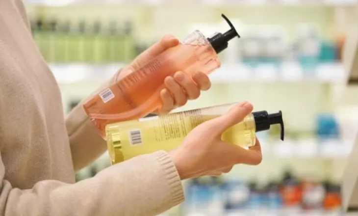 Shampot e shtrenjta nuk janë gjithmonë më të mira për flokët, ekspertët shpjegojnë arsyet