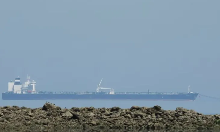 SHBA heq përkohësisht sanksionet për naftën e bllokuar ruse në det