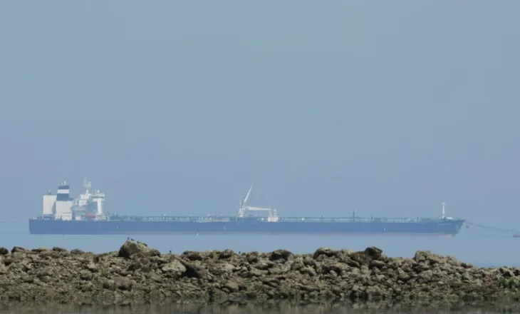 SHBA-ja i heq përkohësisht sanksionet për naftën e bllokuar ruse në det