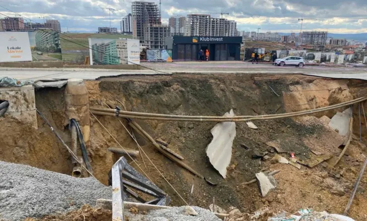 Shembet rruga “Don Shtjefën Kurti” në Prishtinë, disa zona mbesin pa energji elektrike dhe ujë